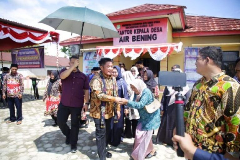 Gubernur Provinsi Sumatera Selatan, Herman Deru, meninjau Pos Bantuan Hukum Desa Air Bening, Kecamatan Rawas Ilir, Kabupaten Musi Rawas Utara, pada hari Minggu, tanggal 24 Agustus 2025. (BEKISARMEDIA.ID/SIKUMBANG)