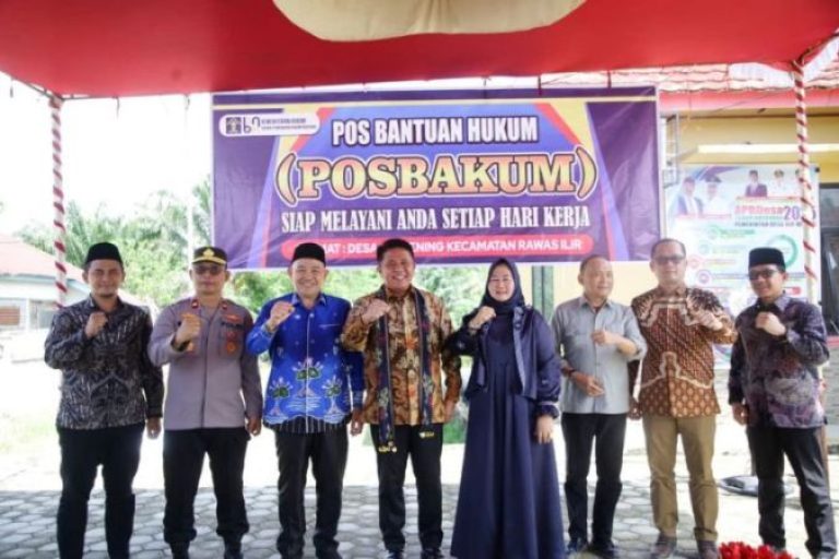 Gubernur Provinsi Sumatera Selatan, Herman Deru, meninjau Pos Bantuan Hukum Desa Air Bening, Kecamatan Rawas Ilir, Kabupaten Musi Rawas Utara, pada hari Minggu, tanggal 24 Agustus 2025. (BEKISARMEDIA.ID/SIKUMBANG)