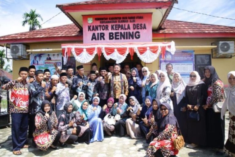 Gubernur Provinsi Sumatera Selatan, Herman Deru, meninjau Pos Bantuan Hukum Desa Air Bening, Kecamatan Rawas Ilir, Kabupaten Musi Rawas Utara, pada hari Minggu, tanggal 24 Agustus 2025. (BEKISARMEDIA.ID/SIKUMBANG)