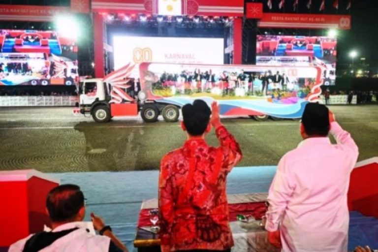 Wakil Presiden Republik Indonesia, Gibran Rakabuming Raka, menghadiri Karnaval Bersatu Kemerdekaan yang digelar di kawasan Monumen Nasional (Monas), Jakarta, pada hari Minggu malam, tanggal 17 Agustus 2025. (foto : Biro PMI Setawapres)