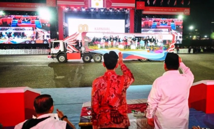 Wakil Presiden Republik Indonesia, Gibran Rakabuming Raka, menghadiri Karnaval Bersatu Kemerdekaan yang digelar di kawasan Monumen Nasional (Monas), Jakarta, pada hari Minggu malam, tanggal 17 Agustus 2025. (foto : Biro PMI Setawapres)