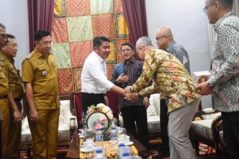 Gubernur Provinsi Sumatera Selatan, Herman Deru, melakukan pertemuan dengan jajaran Direksi PT Semen Baturaja di Griya Agung, Palembang, pada hari Senin, tanggal 25 Agustus 2025. (BEKISARMEDIA.ID/SIKUMBANG)