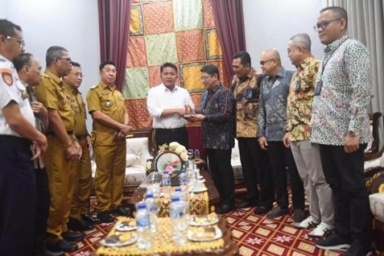 Gubernur Provinsi Sumatera Selatan, Herman Deru, melakukan pertemuan dengan jajaran Direksi PT Semen Baturaja di Griya Agung, Palembang, pada hari Senin, tanggal 25 Agustus 2025. (BEKISARMEDIA.ID/SIKUMBANG)