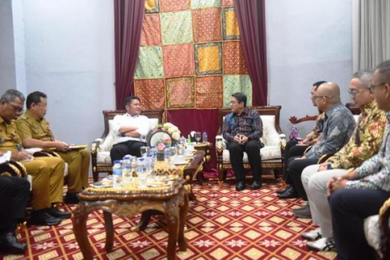 Gubernur Provinsi Sumatera Selatan, Herman Deru, melakukan pertemuan dengan jajaran Direksi PT Semen Baturaja di Griya Agung, Palembang, pada hari Senin, tanggal 25 Agustus 2025. (BEKISARMEDIA.ID/SIKUMBANG)