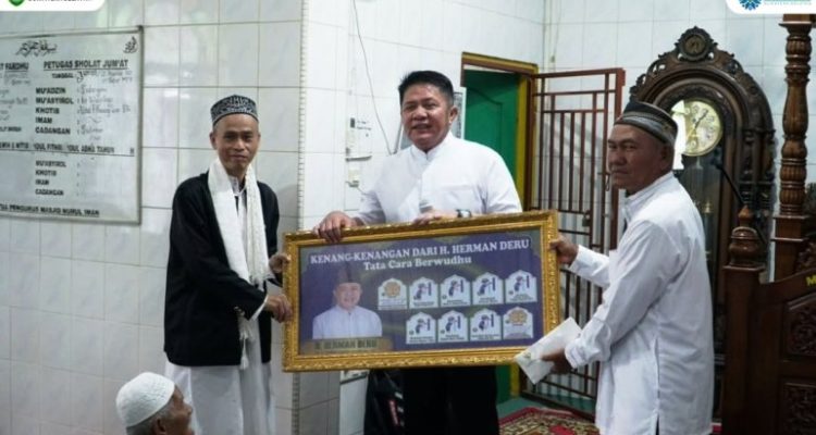 Gubernur Provinsi Sumatera Selatan (Sumsel), Herman Deru, kembali melaksanakan program Safari Sholat Jumat. Kali ini di Masjid Nurul Iman Palembang, pada hari Jum'at, tanggal 22 Agustus 2025. (BEKISARMEDIA.ID/SIKUMBANG)