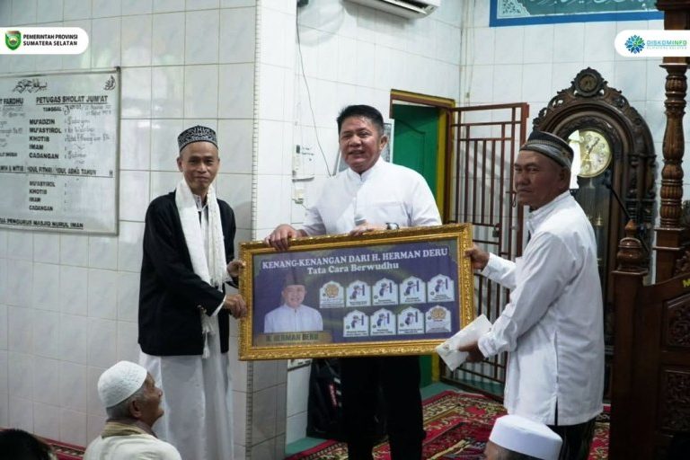 Gubernur Provinsi Sumatera Selatan (Sumsel), Herman Deru, kembali melaksanakan program Safari Sholat Jumat. Kali ini di Masjid Nurul Iman Palembang, pada hari Jum'at, tanggal 22 Agustus 2025. (BEKISARMEDIA.ID/SIKUMBANG)