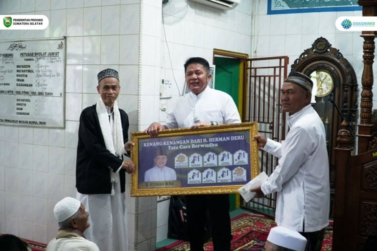 Gubernur Provinsi Sumatera Selatan (Sumsel), Herman Deru, kembali melaksanakan program Safari Sholat Jumat. Kali ini di Masjid Nurul Iman Palembang, pada hari Jum'at, tanggal 22 Agustus 2025. (BEKISARMEDIA.ID/SIKUMBANG)