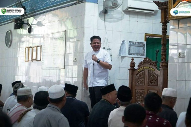 Gubernur Provinsi Sumatera Selatan (Sumsel), Herman Deru, kembali melaksanakan program Safari Sholat Jumat. Kali ini di Masjid Nurul Iman Palembang, pada hari Jum'at, tanggal 22 Agustus 2025. (BEKISARMEDIA.ID/SIKUMBANG)