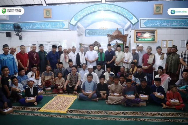 Gubernur Provinsi Sumatera Selatan (Sumsel), Herman Deru, kembali melaksanakan program Safari Sholat Jumat. Kali ini di Masjid Nurul Iman Palembang, pada hari Jum'at, tanggal 22 Agustus 2025. (BEKISARMEDIA.ID/SIKUMBANG)