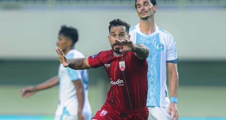 Pemain Persis Solo melakukan selebrasi setelah berhasil menciptakan gol. (foto : instagram.com/persisofficial)