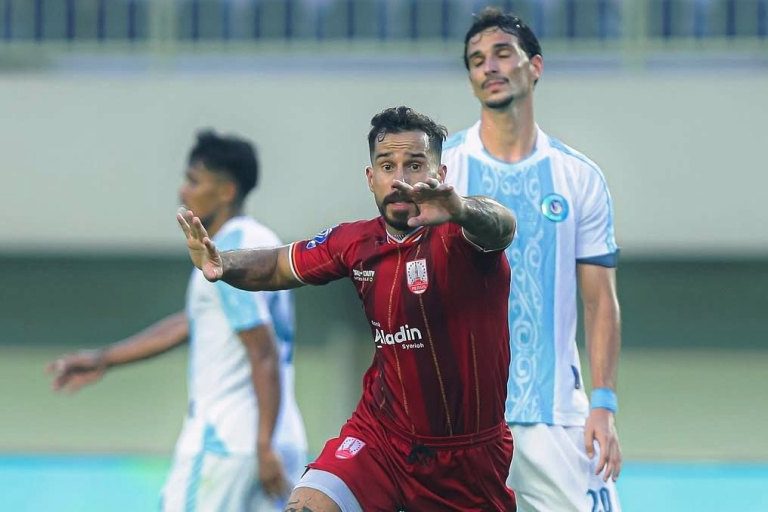 Pemain Persis Solo melakukan selebrasi setelah berhasil menciptakan gol. (foto : instagram.com/persisofficial)