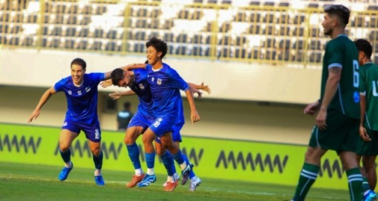 Pemain Sumsel United melakukan selebrasi usai menciptakan gol ke gawang PSS Sleman dalam pertandingan uji coba di Stadion Maguwoharjo, pada hari Sabtu, tanggal 9 Agustus 2025. (foto : ileague.id)