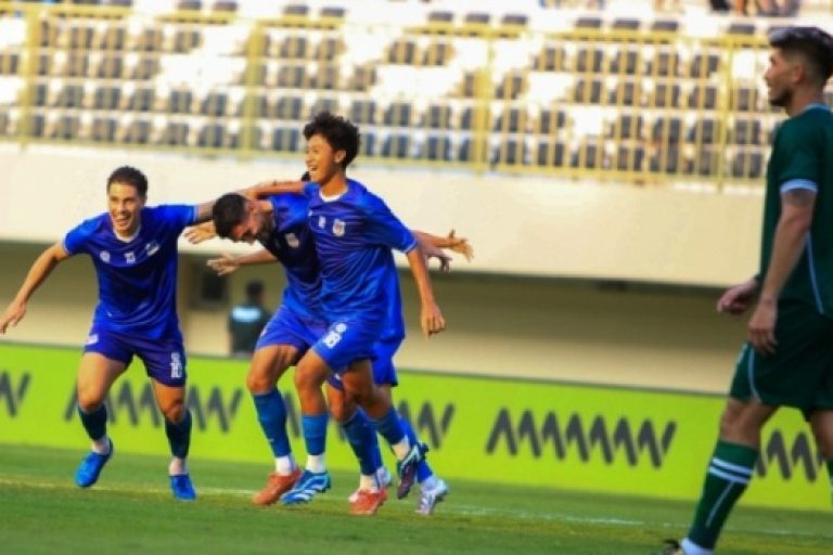 Pemain Sumsel United melakukan selebrasi usai menciptakan gol ke gawang PSS Sleman dalam pertandingan uji coba di Stadion Maguwoharjo, pada hari Sabtu, tanggal 9 Agustus 2025. (foto : ileague.id)