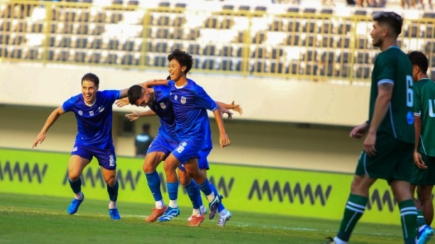 Pemain Sumsel United melakukan selebrasi usai menciptakan gol ke gawang PSS Sleman dalam pertandingan uji coba di Stadion Maguwoharjo, pada hari Sabtu, tanggal 9 Agustus 2025. (foto : ileague.id)