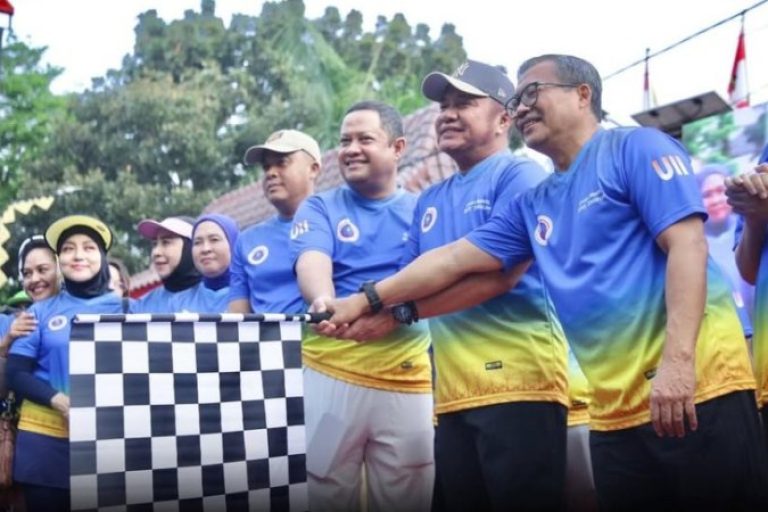 Gubernur Provinsi Sumatera Selatan (Sumsel), Herman Deru, secara resmi membuka kegiatan Jalan Sehat dan Bakti Sosial yang digelar Ikatan Keluarga Alumni Universitas Islam Indonesia (IKA UII) bekerja sama dengan Pemerintah Kota Palembang. (BEKISARMEDIA.ID/SIKUMBANG)