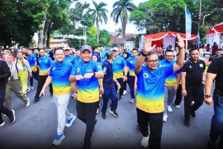 Gubernur Provinsi Sumatera Selatan (Sumsel), Herman Deru, secara resmi membuka kegiatan Jalan Sehat dan Bakti Sosial yang digelar Ikatan Keluarga Alumni Universitas Islam Indonesia (IKA UII) bekerja sama dengan Pemerintah Kota Palembang. (BEKISARMEDIA.ID/SIKUMBANG)