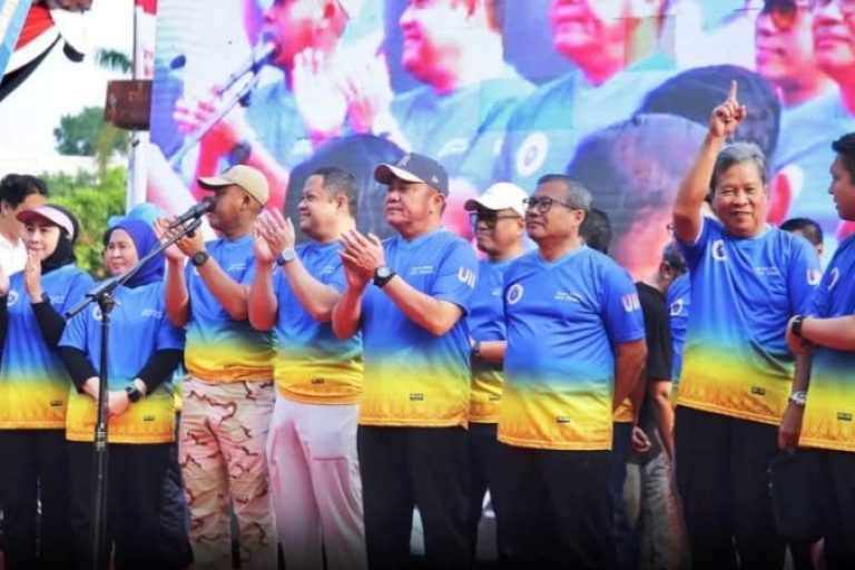Gubernur Provinsi Sumatera Selatan (Sumsel), Herman Deru, secara resmi membuka kegiatan Jalan Sehat dan Bakti Sosial yang digelar Ikatan Keluarga Alumni Universitas Islam Indonesia (IKA UII) bekerja sama dengan Pemerintah Kota Palembang. (BEKISARMEDIA.ID/SIKUMBANG)