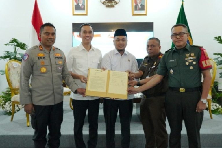 Bupati Kabupaten OKI, H. Muchendi Mahzareki, menghadiri rapat koordinasi yang digelar di Pendopo Kabupaten OKI, pada hari Rabu, tanggal 6 Agustus 2025. (BEKISARMEDIA.ID/SIKUMBANG)