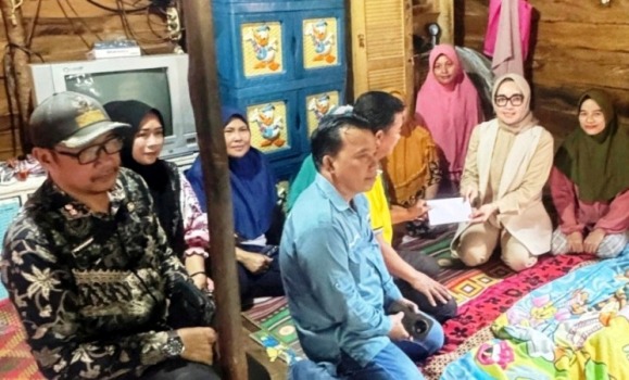 Hj. Eva Susanti mengunjungi permukiman padat penduduk di Kelurahan Ogan Baru, Kecamatan Kertapati, Kota Palembang, untuk menyambangi kediaman seorang warga yang mengalami kelumpuhan. (BEKISARMEDIA.ID/MARWAH)