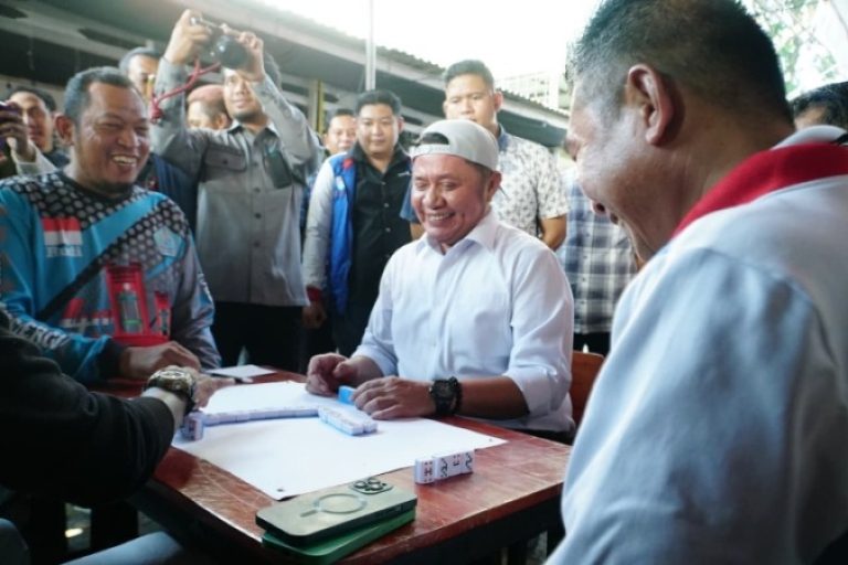 Gubernur Sumsel, Herman Deru, ikut bermain gaple pada acara pembukaan Lomba Gaple Silaturahmi antar Pengemudi Ojek Online yang digelar di Kedai Asosiasi Driver Online (ADO) Sumatera Selatan, hari Sabtu, tanggal 16 Agustus 2025. (BEKISARMEDIA.ID/SIKUMBANG)