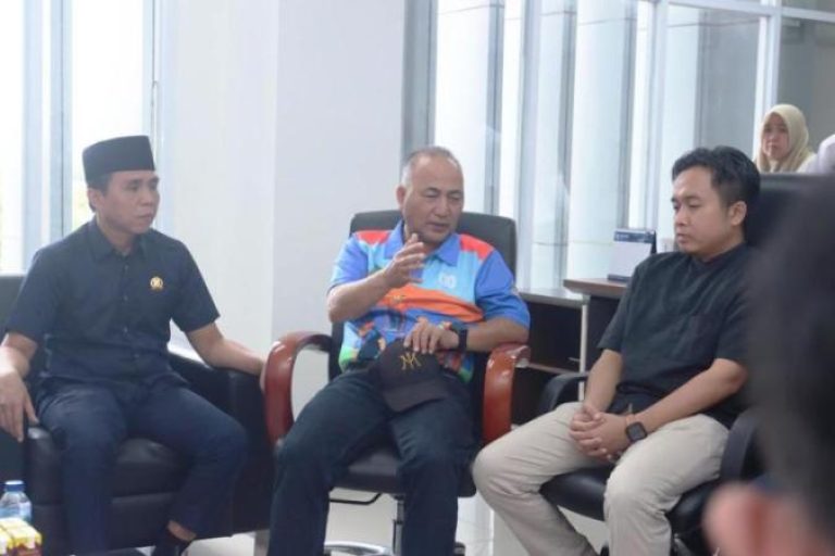 Sekretaris Daerah (Sekda) Muba, Dr. H. Apriyadi Mahmud, menggelar pertemuan guna meminta keterangan secara langsung dari kedua pihak, yakni keluarga pasien dan dr. Syahpri Putra Wangsa, pada hari Selasa, tanggal 12 Agustus 2025. (BEKISARMEDIA.ID/SIKUMBANG)