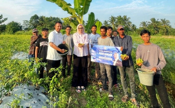 Anggota Dewan Perwakilan Daerah Republik Indonesia (DPD RI), Hj. Eva Susanti, mengunjungi Kelompok Tani Milenial di Kelurahan Pulo Kerto, Kecamatan Gandus, Kota Palembang (BEKISARMEDIA.ID/SIKUMBANG)
