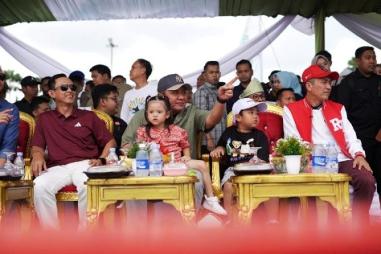 Gubernur Provinsi Sumatera Selatan, Herman Deru, melepas peserta yang berlaga di Puncak Festival Perahu Bidar Tradisional Tahun 2025, yang digelar di Sungai Musi, pada hari Minggu sore, tanggal 17 Agustus 2025. (BEKISARMEDIA.ID/SIKUMBANG)
