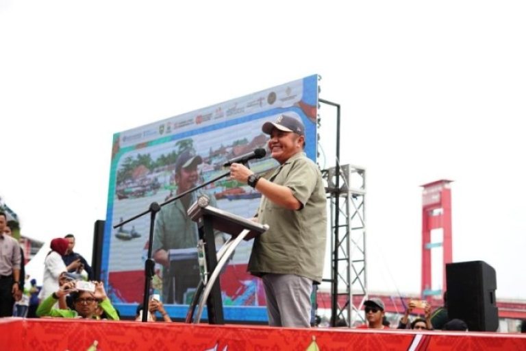 Gubernur Provinsi Sumatera Selatan, Herman Deru, melepas peserta yang berlaga di Puncak Festival Perahu Bidar Tradisional Tahun 2025, yang digelar di Sungai Musi, pada hari Minggu sore, tanggal 17 Agustus 2025. (BEKISARMEDIA.ID/SIKUMBANG)