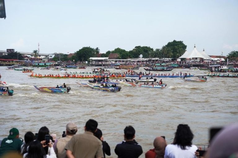 Warga dari berbagai daerah, menyaksikan Puncak Festival Perahu Bidar Tradisional Tahun 2025, yang digelar di Sungai Musi, pada hari Minggu sore, tanggal 17 Agustus 2025. (BEKISARMEDIA.ID/SIKUMBANG)