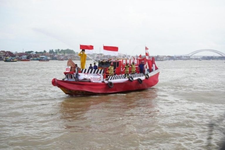 Perahu yang berada di Sungai Msui, saat acara Puncak Festival Perahu Bidar Tradisional Tahun 2025, yang digelar di Sungai Musi, pada hari Minggu sore, tanggal 17 Agustus 2025. (BEKISARMEDIA.ID/SIKUMBANG)