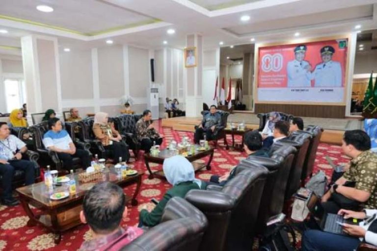 Bupati Muba, M. Toha, menerima kunjungan Direktur Pembinaan dan Pengawasan Tenaga Kesehatan Kementerian Kesehatan (Kemenkes) Republik Indonesia, dr. Zubaedah Elvia, di Guest House Griya Bumi Serasan Sekate, hari Kamis, tanggal 14 Agustus 2025. (BEKISARMEDIA.ID/SIKUMBANG)