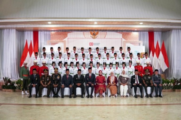 Bupati OKI H. Muchendi Mahzareki, resmi mengukuhkan 40 anggota Paskibraka Kabupaten OKI Tahun 2025. Mereka akan bertugas pada upacara peringatan Hari Ulang Tahun ke-80 Kemerdekaan Republik Indonesia, 17 Agustus 2025 mendatang. (BEKISARMEDIA.ID/SIKUMBANG)