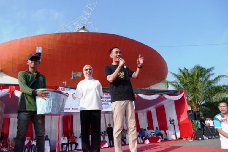 Bupati Kabupaten OKI, H. Muchendi Mahzareki, saat memberikan kata sambutan dalam pembukaan Perayaan Hari Ulang Tahun Republik Indonesia di GOR Biduk Kajang, Kayuagung, pada hari Jum'at,, tanggal 8 Agustus 2025. (BEKISARMEDIA.ID/SIKUMBANG)