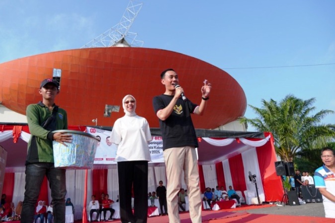 Bupati Kabupaten OKI, H. Muchendi Mahzareki, saat memberikan kata sambutan dalam pembukaan Perayaan Hari Ulang Tahun Republik Indonesia di GOR Biduk Kajang, Kayuagung, pada hari Jum'at,, tanggal 8 Agustus 2025. (BEKISARMEDIA.ID/SIKUMBANG)