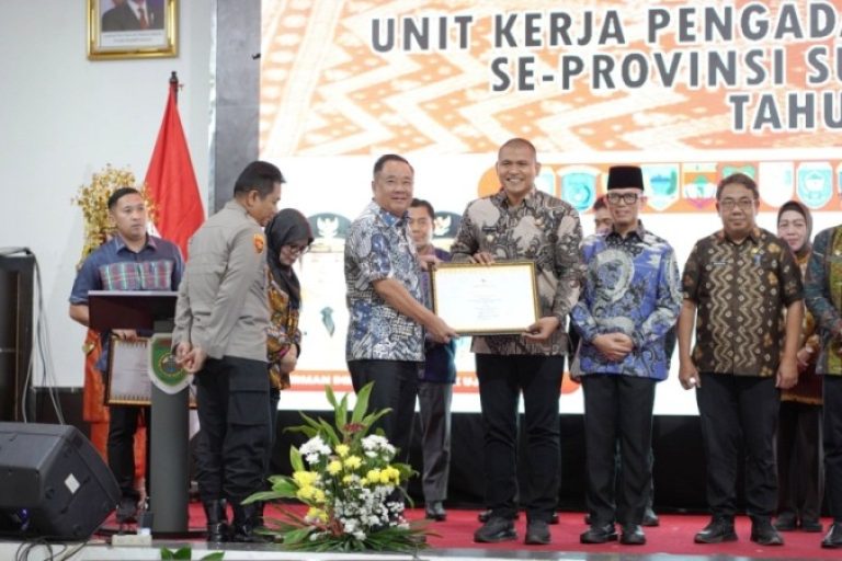 Wakil Gubernur (Wagub) Sumatera Selatan (Sumsel), Cik Ujang, secara resmi membuka Rapat Koordinasi (Rakor) Unit Kerja Pengadaan Barang dan Jasa (UKPBJ) se Sumsel Tahun 2025 di Ballroom Hotel Swarna Dwipa, Palembang, hari Kamis, tanggal 21 Agustus 2025. (BEKISARMEDIA.ID/SIKUMBANG)
