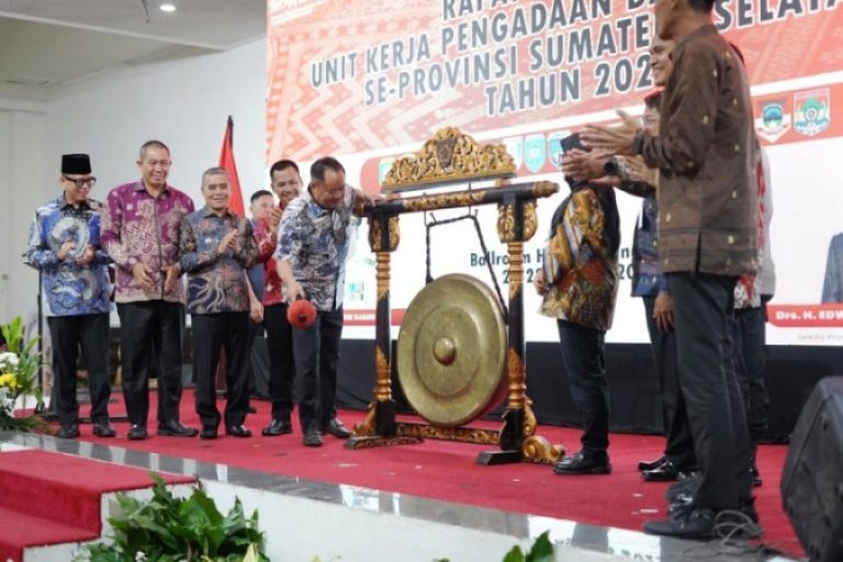 Wakil Gubernur (Wagub) Sumatera Selatan (Sumsel), Cik Ujang, secara resmi membuka Rapat Koordinasi (Rakor) Unit Kerja Pengadaan Barang dan Jasa (UKPBJ) se Sumsel Tahun 2025 di Ballroom Hotel Swarna Dwipa, Palembang, hari Kamis, tanggal 21 Agustus 2025. (BEKISARMEDIA.ID/SIKUMBANG)