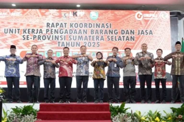 Wakil Gubernur (Wagub) Sumatera Selatan (Sumsel), Cik Ujang, secara resmi membuka Rapat Koordinasi (Rakor) Unit Kerja Pengadaan Barang dan Jasa (UKPBJ) se Sumsel Tahun 2025 di Ballroom Hotel Swarna Dwipa, Palembang, hari Kamis, tanggal 21 Agustus 2025. (BEKISARMEDIA.ID/SIKUMBANG)