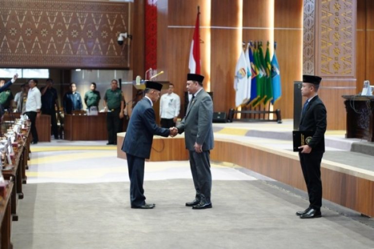 Ketua DPRD Sumsel, Andie Dinialdie, bersama Ganjar Iman, Pengganti Antar Waktu DPRD Sumsel dari Daerah Pemilihan Muara Enim, PALI, dan Prabumulih. (BEKISARMEDIA.ID/SIKUMBANG)