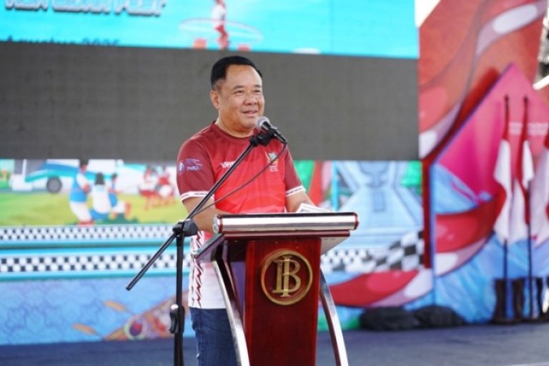 Wakil Gubernur (Wagub) Provinsi Sumatera Selatan (Sumsel), Cik Ujang, memberikan kata sambutan pada acara acara QRIS Run Bidar Fest sekaligus melaunching QRIS Tap DAMRI, yang digelar di Plaza Benteng Kuto Besak (BKB), Palembang, pada hari Sabtu, tanggal 16 Agustus 2025. (BEKISARMEDIA.ID/SIKUMBANG)