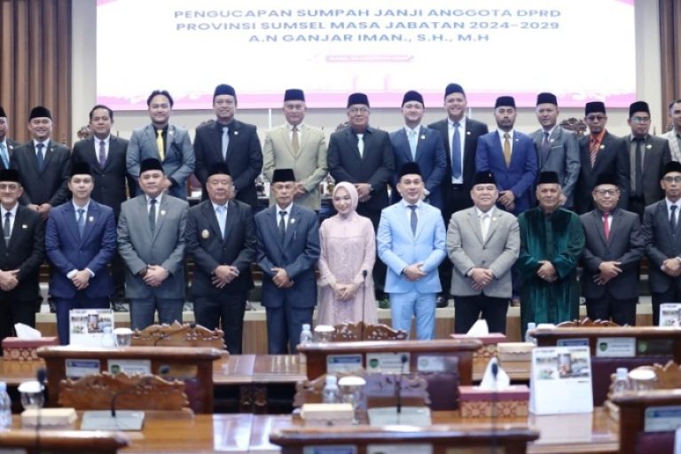 Wagub Sumsel, Cik Ujang, dan Ketua DPRD Sumsel, Andie Dinialdie, dan Anggota DPRD Sumsel yang lainnya, foto bersama Ganjar Iman. (BEKISARMEDIA.ID/SIKUMBANG)