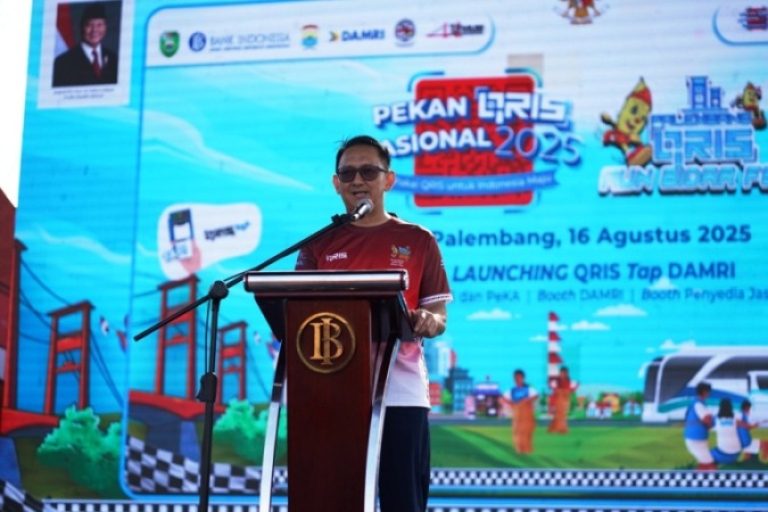 Kepala Perwakilan Bank Indonesia Provinsi Sumsel, Bambang Pramono, memberikan kata sambutan pada acara acara QRIS Run Bidar Fest sekaligus melaunching QRIS Tap DAMRI, yang digelar di Plaza Benteng Kuto Besak (BKB), Palembang, pada hari Sabtu, tanggal 16 Agustus 2025. (BEKISARMEDIA.ID/SIKUMBANG)