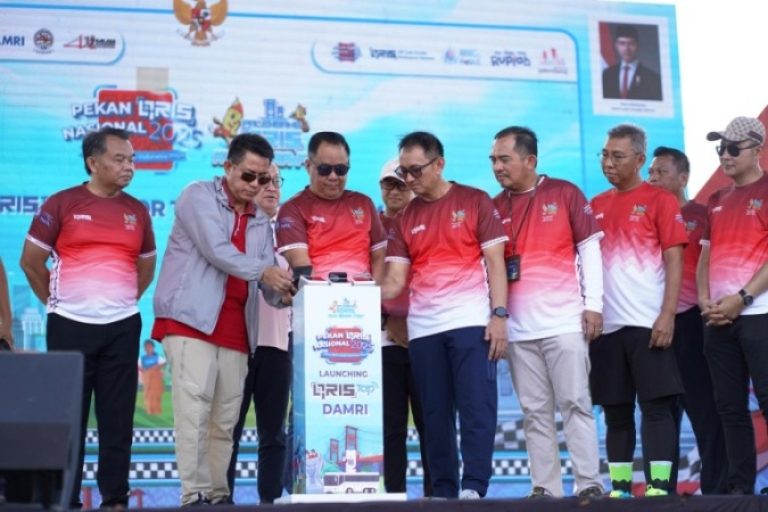 Wakil Gubernur (Wagub) Provinsi Sumatera Selatan (Sumsel), Cik Ujang, meresmikan acara QRIS Run Bidar Fest sekaligus melaunching QRIS Tap DAMRI, yang digelar di Plaza Benteng Kuto Besak (BKB), Palembang, pada hari Sabtu, tanggal 16 Agustus 2025. (BEKISARMEDIA.ID/SIKUMBANG)