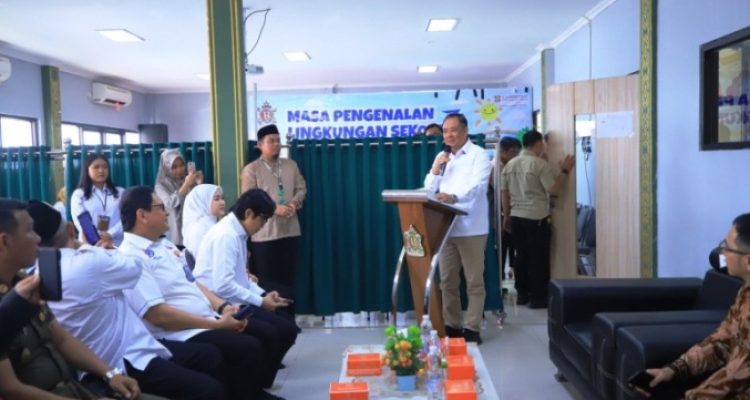Wakil Gubernur (Wagub) Provinsi Sumatera Selatan (Sumsel), Cik Ujang, saat meninjau kegiatan pemeriksaan kesehatan gratis yang merupakan program prioritas Presiden Republik Indonesia, Prabowo Subianto, di SDIT Royal Islamic School, Jalan Merdeka, Palembang, pada hari Rabu, tanggal 27 Agustus 2025. (BEKISARMEDIA.ID/SIKUMBANG)