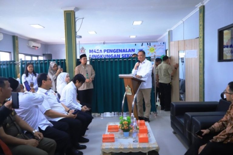 Wakil Gubernur (Wagub) Provinsi Sumatera Selatan (Sumsel), Cik Ujang, saat meninjau kegiatan pemeriksaan kesehatan gratis yang merupakan program prioritas Presiden Republik Indonesia, Prabowo Subianto, di SDIT Royal Islamic School, Jalan Merdeka, Palembang, pada hari Rabu, tanggal 27 Agustus 2025. (BEKISARMEDIA.ID/SIKUMBANG)