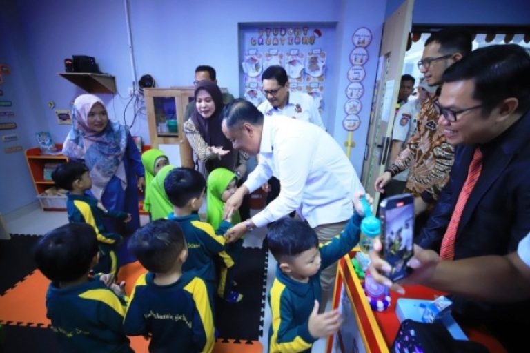 Wakil Gubernur (Wagub) Provinsi Sumatera Selatan (Sumsel), Cik Ujang, saat meninjau kegiatan pemeriksaan kesehatan gratis yang merupakan program prioritas Presiden Republik Indonesia, Prabowo Subianto, di SDIT Royal Islamic School, Jalan Merdeka, Palembang, pada hari Rabu, tanggal 27 Agustus 2025. (BEKISARMEDIA.ID/SIKUMBANG)