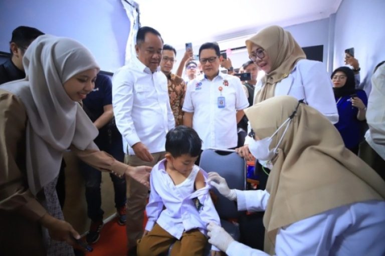 Wakil Gubernur (Wagub) Provinsi Sumatera Selatan (Sumsel), Cik Ujang, saat meninjau kegiatan pemeriksaan kesehatan gratis yang merupakan program prioritas Presiden Republik Indonesia, Prabowo Subianto, di SDIT Royal Islamic School, Jalan Merdeka, Palembang, pada hari Rabu, tanggal 27 Agustus 2025. (BEKISARMEDIA.ID/SIKUMBANG)