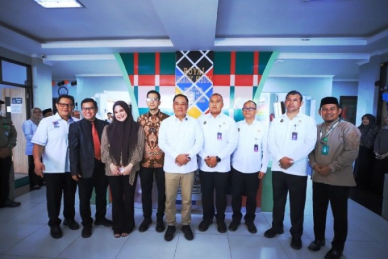 Wakil Gubernur (Wagub) Provinsi Sumatera Selatan (Sumsel), Cik Ujang, saat meninjau kegiatan pemeriksaan kesehatan gratis yang merupakan program prioritas Presiden Republik Indonesia, Prabowo Subianto, di SDIT Royal Islamic School, Jalan Merdeka, Palembang, pada hari Rabu, tanggal 27 Agustus 2025. (BEKISARMEDIA.ID/SIKUMBANG)
