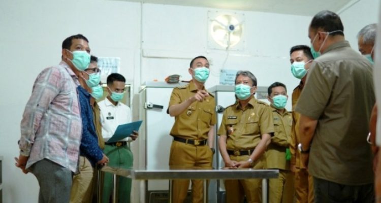 Bupati OKI, H. Muchendi Mahzareki saat melakukan monitoring dan evaluasi program MBG di Satuan Pemenuhan Pelayanan Gizi (SPPG) Desa Awal Terusan, Kecamatan Sirah Pulau Padang, pada hari Senin, tanggal 25 Agustus 2025. (BEKISARMEDIA.ID/SIKUMBANG)