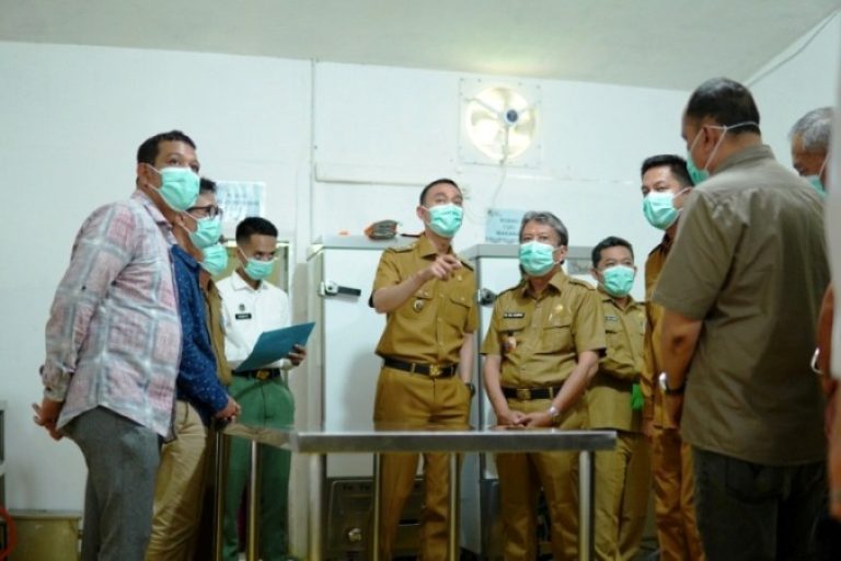 Bupati OKI, H. Muchendi Mahzareki saat melakukan monitoring dan evaluasi program MBG di Satuan Pemenuhan Pelayanan Gizi (SPPG) Desa Awal Terusan, Kecamatan Sirah Pulau Padang, pada hari Senin, tanggal 25 Agustus 2025. (BEKISARMEDIA.ID/SIKUMBANG)