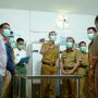 Bupati OKI, H. Muchendi Mahzareki saat melakukan monitoring dan evaluasi program MBG di Satuan Pemenuhan Pelayanan Gizi (SPPG) Desa Awal Terusan, Kecamatan Sirah Pulau Padang, pada hari Senin, tanggal 25 Agustus 2025. (BEKISARMEDIA.ID/SIKUMBANG)